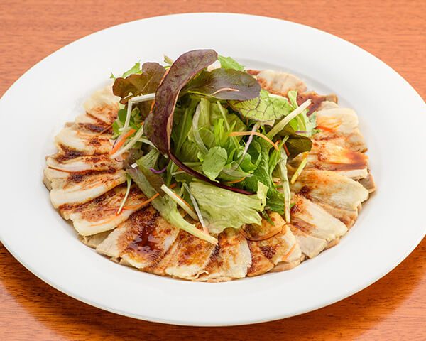 雲白肉（薄切りポークのピリ辛ガーリックソース掛け）